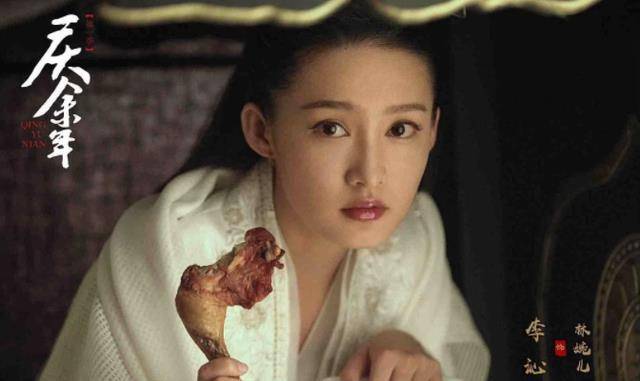 妖精|气质女神李沁，美得独特，黑白配都穿出高级感，不愧被赞中国妖精