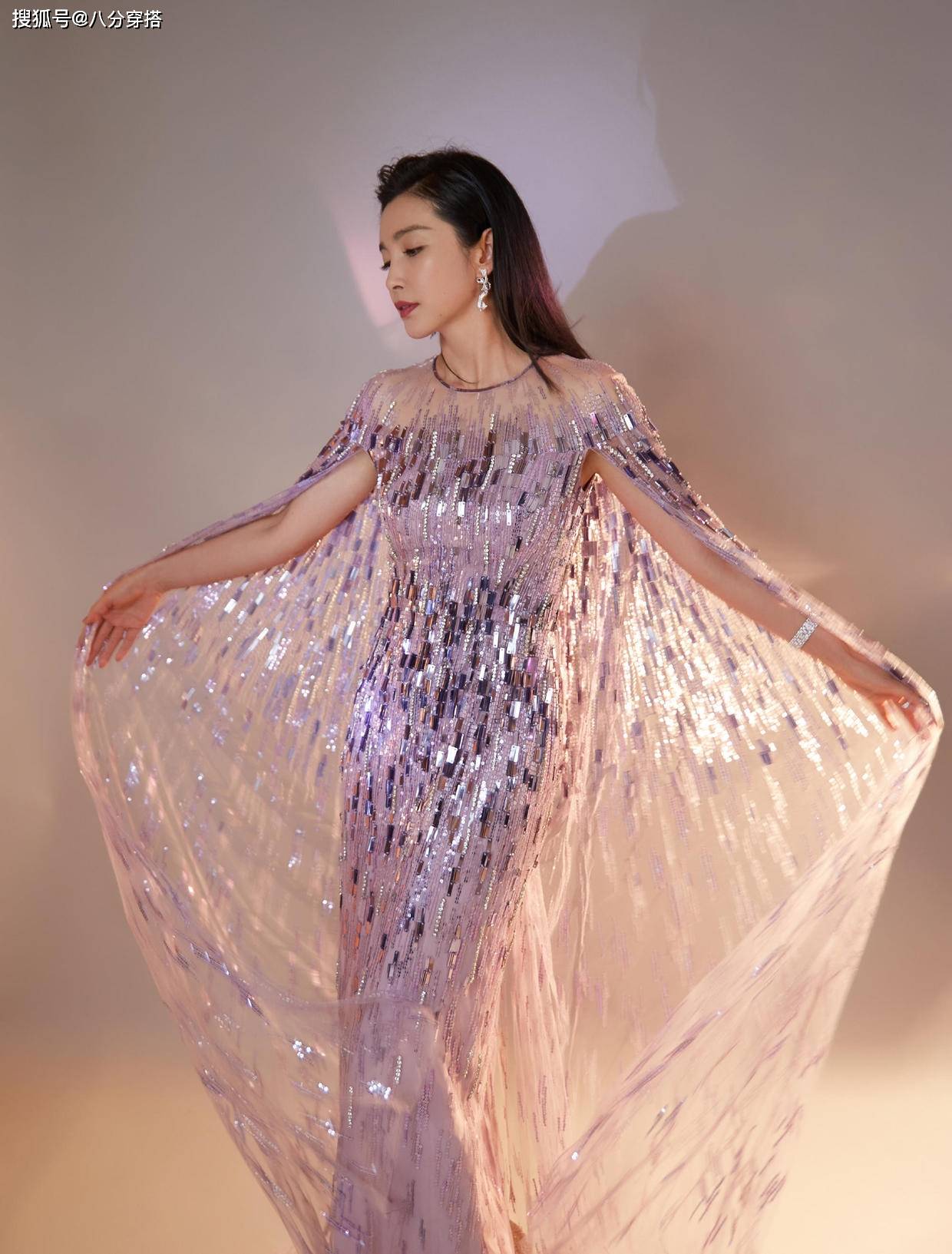 一身|48岁李冰冰容颜未老，一身玫红色西服套装干练潇洒，霸气潇洒