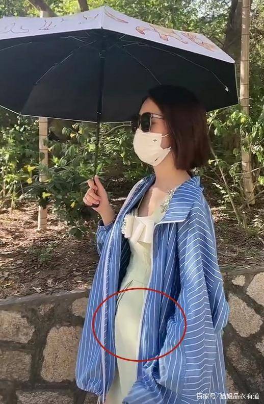 身材|唐艺昕遇尴尬，穿张若昀的衬衫出镜时髦感拉满，却没藏住小肚子