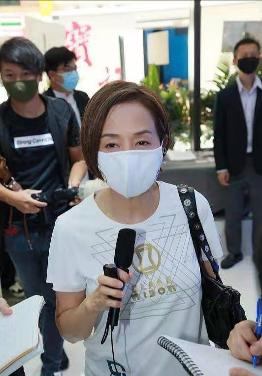 氛围|张国荣前女友最新近照，61岁状态超好，淡妆出镜秒杀旁边暴露女