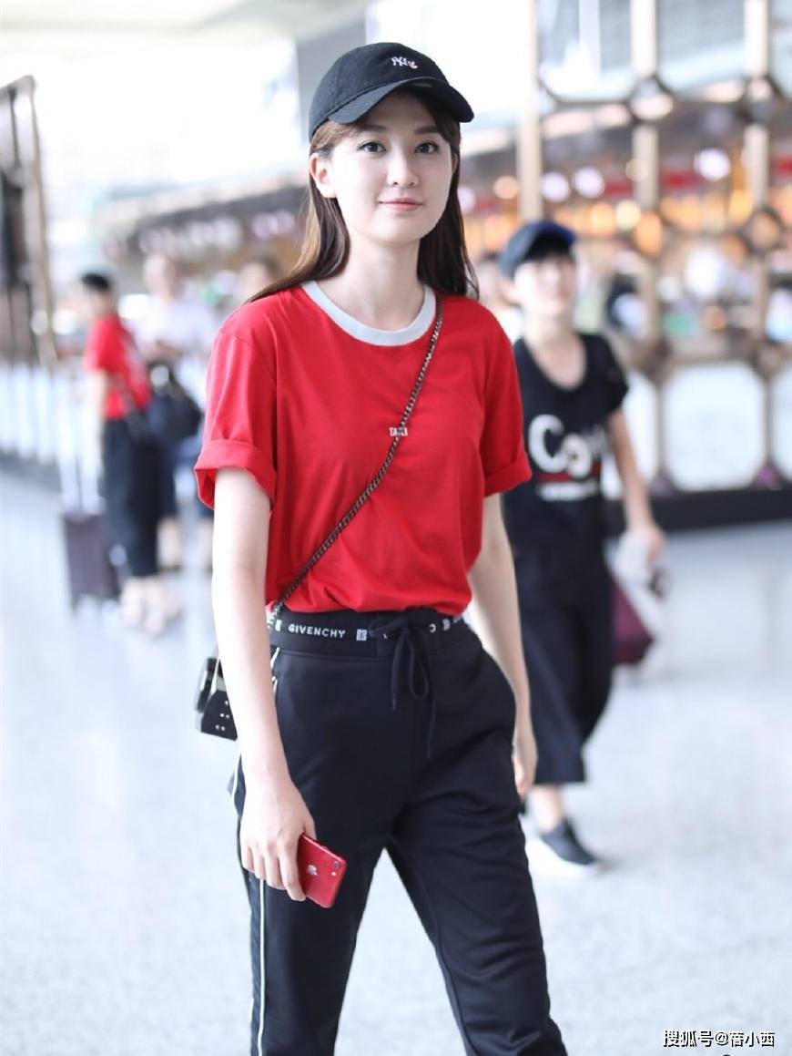 黑色|乔欣不再是“乖乖女”了，穿小黄裙秀出内衣，高级脸惊艳超模气场