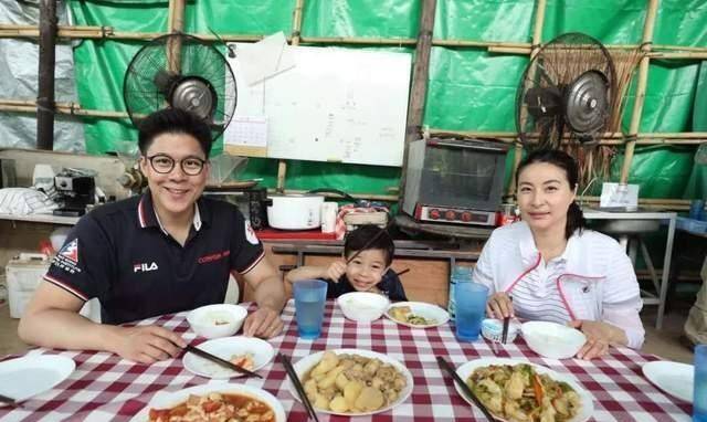 生活|霍启刚晒3子女吃早餐照片，引网友热议：真正的豪门教育