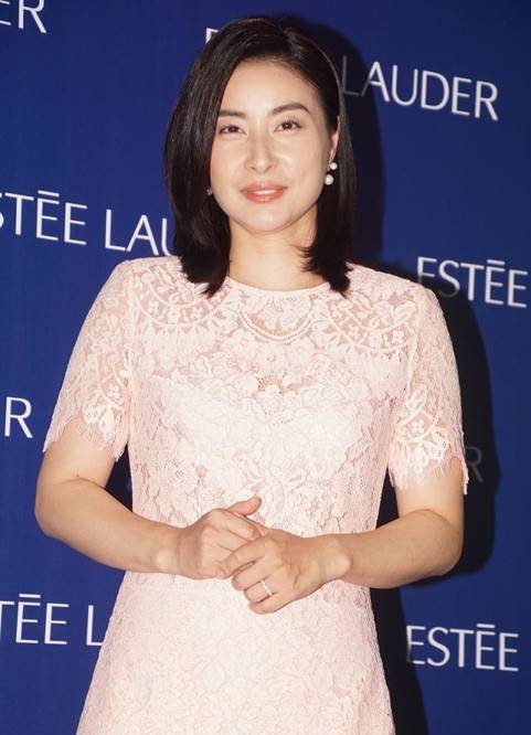 郭晶晶|郭晶晶穿旧裙配卷发好有女人味，公开表白老公真甜？