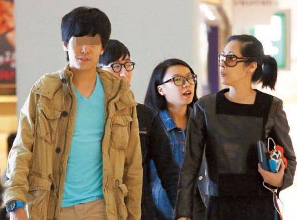 她与小22岁男星传出绯闻 36岁为活佛生孩子 单身抚养了18年 关淑怡