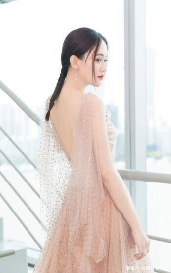 陈乔恩|陈乔恩美出了新高度，一袭礼服裙尽显优雅气质，身材比例太惊艳