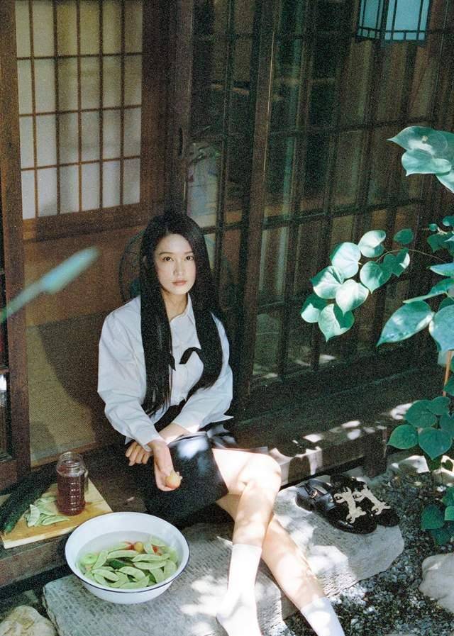 妖精|气质女神李沁，美得独特，黑白配都穿出高级感，不愧被赞中国妖精
