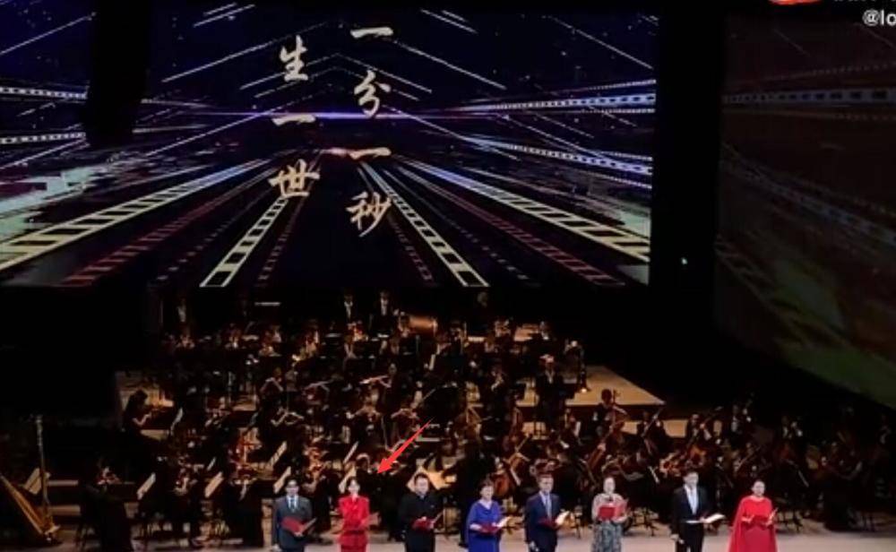 漂亮|唐嫣现身彩排，宽松裙平底鞋被怀疑怀二胎，素颜美炸