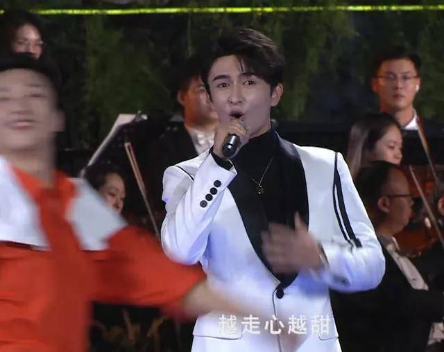 戚薇|金鸡奖开幕式女明星齐穿旗袍：戚薇像绿孔雀，金莎太圆润