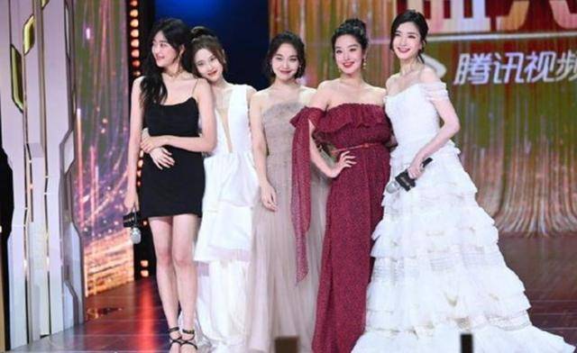 黑色|欢乐颂五美齐聚，几乎都穿露肩装，每个人都有自己美的特色
