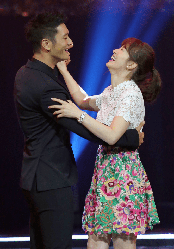 黑色|宋慧乔气质绝了!穿一件白色蕾丝上衣搭配印花半身裙,高级优雅