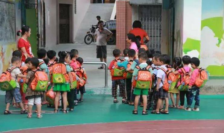 家长|老师把女儿的照片发群里，宝妈心里不是滋味：这是逼孩子退园？