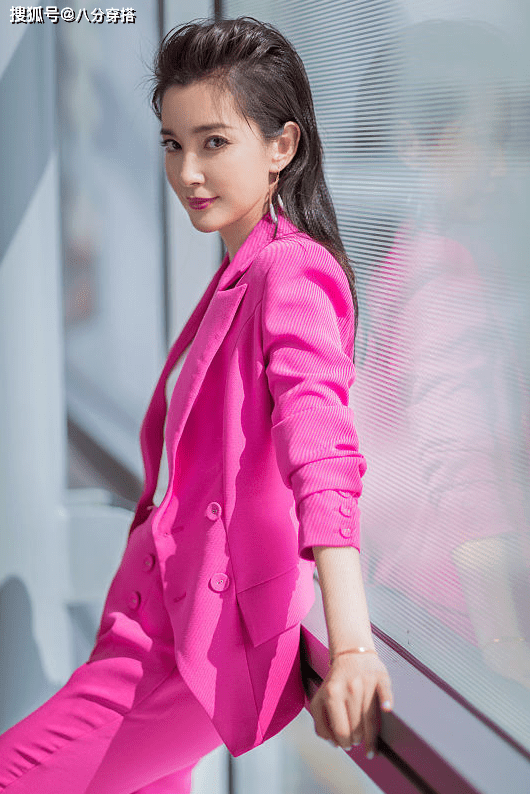 一身|48岁李冰冰容颜未老，一身玫红色西服套装干练潇洒，霸气潇洒