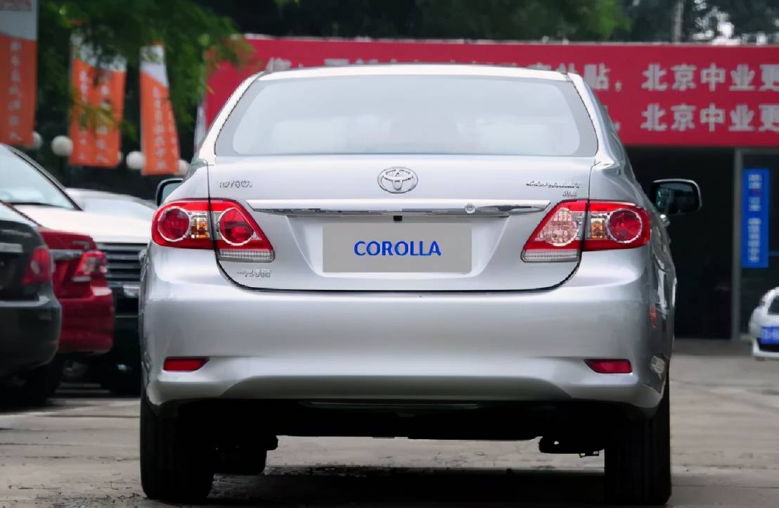 2012年丰田卡罗拉进行了中期改款,外观乍一看看不出太大的差异,但是