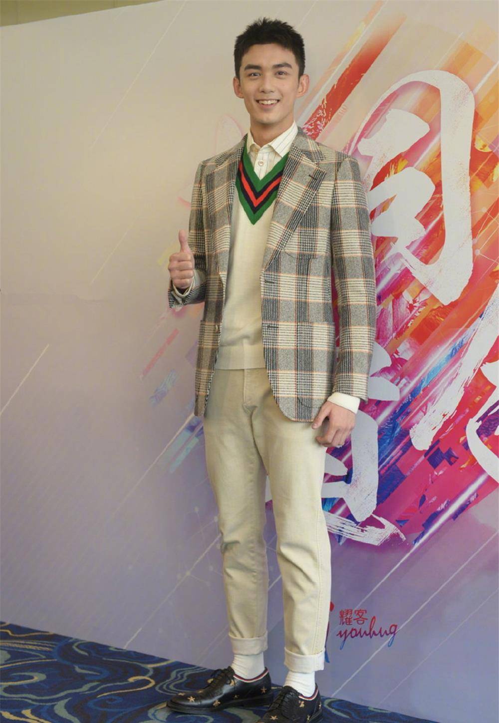 又同样搭配的是高脚裤和白袜子,不过两者相比较而言,鹿晗儒雅更显小巧