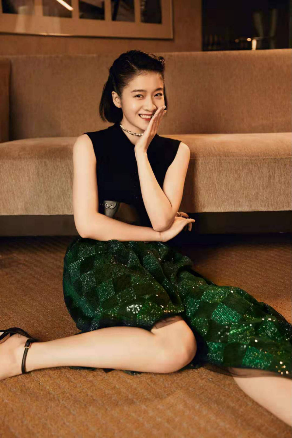 迎新|张雪迎新剧新发型，红裙上演锁骨杀，全新风格美得出众！