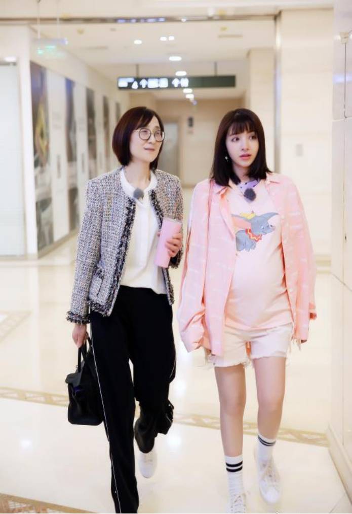 月子|麦迪娜产后与李艾同框亮相,身穿纱裙飘逸动人,这哪像刚生完孩子