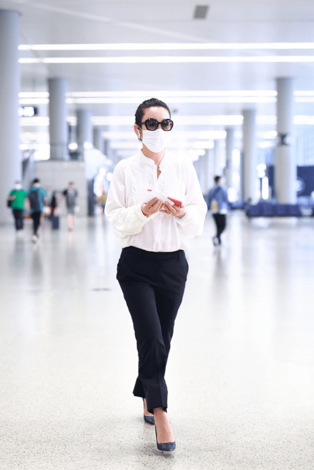 整体|秦海璐的气质太好了,烂大街的白衬衫都能穿得很好看,不扮嫩真美