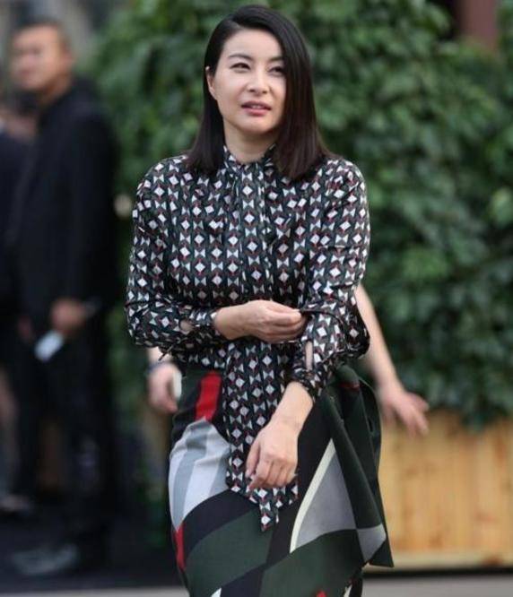 郭晶晶|郭晶晶穿旧裙配卷发好有女人味，公开表白老公真甜？