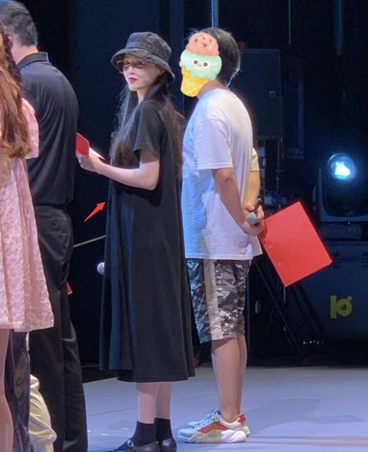 漂亮|唐嫣现身彩排，宽松裙平底鞋被怀疑怀二胎，素颜美炸