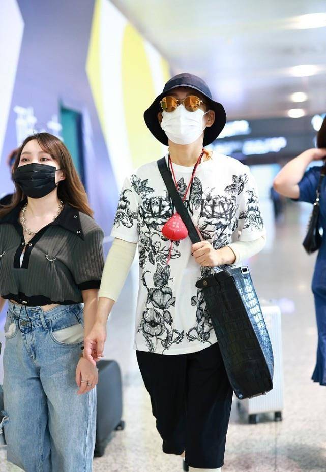 宁静|宁静太酷了，穿印花短袖T恤搭黑色短裤，比男生感觉还帅气！