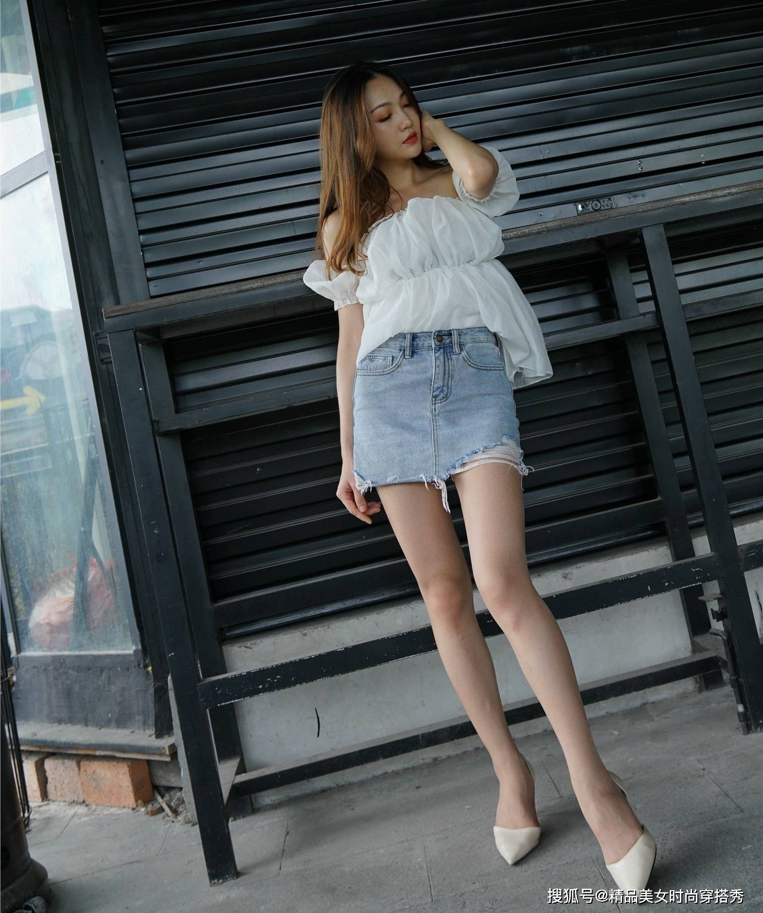 高跟鞋|半身裙怎么搭配？一字肩雪纺上衣搭配牛仔裙，优雅随性不失女人味