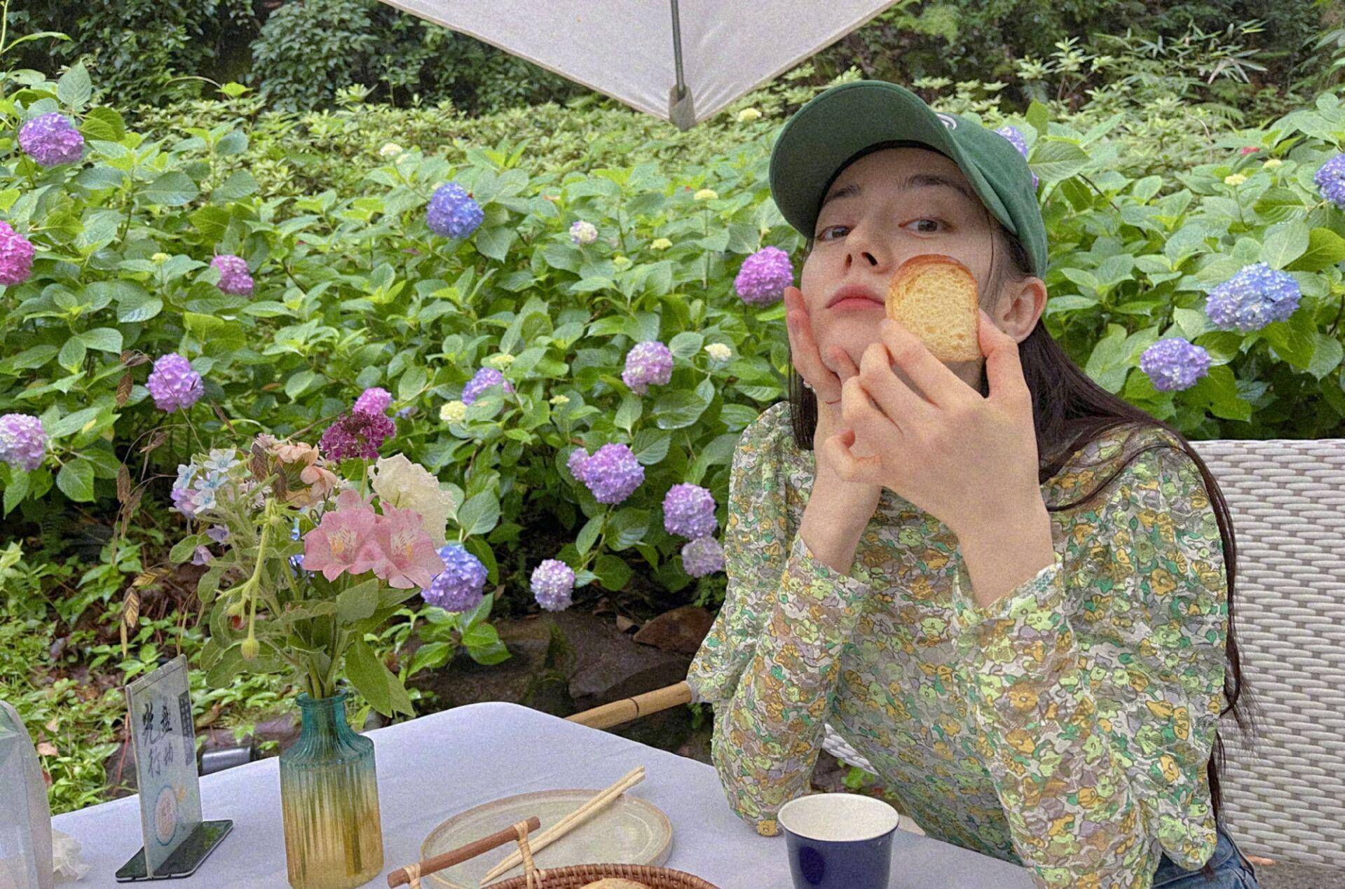 那一片|迪丽热巴晒田园绿洲九宫格照片，宛如丛林里的精灵美女