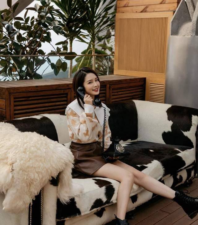 妖精|气质女神李沁，美得独特，黑白配都穿出高级感，不愧被赞中国妖精