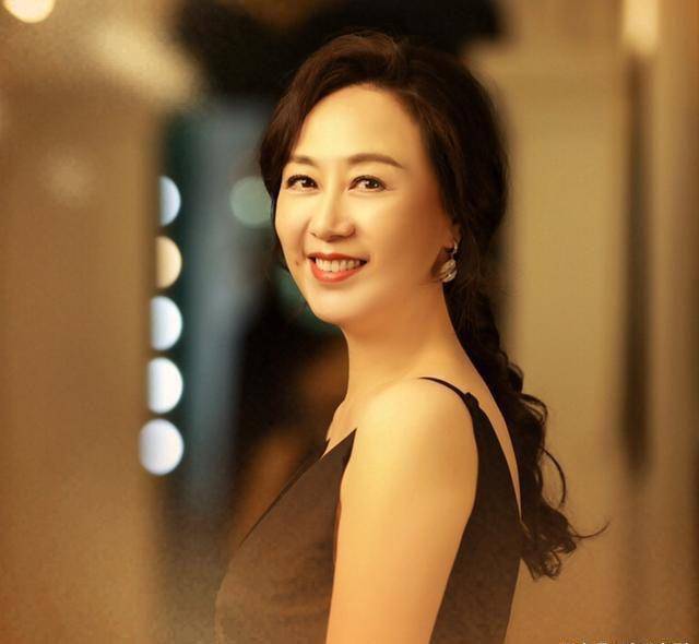 视觉|吴玉芳认真打扮挺贵气,穿黑色吊带裙优雅高级,老阿姨也是洋气人