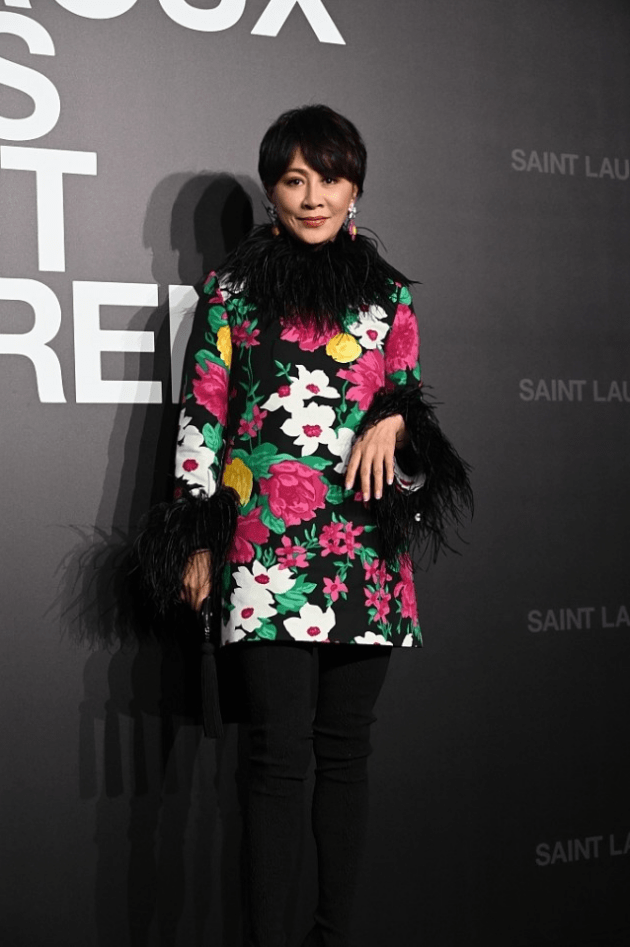 黑色|刘嘉玲真是个俏老太，这么大岁数穿花衣也没压力，虽浮夸但挺抢镜