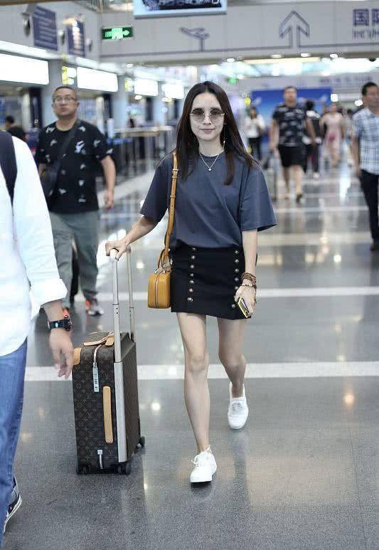 颜色|董洁总能穿出少女感,一件灰色T恤搭短裤就搞定,气质确实好!