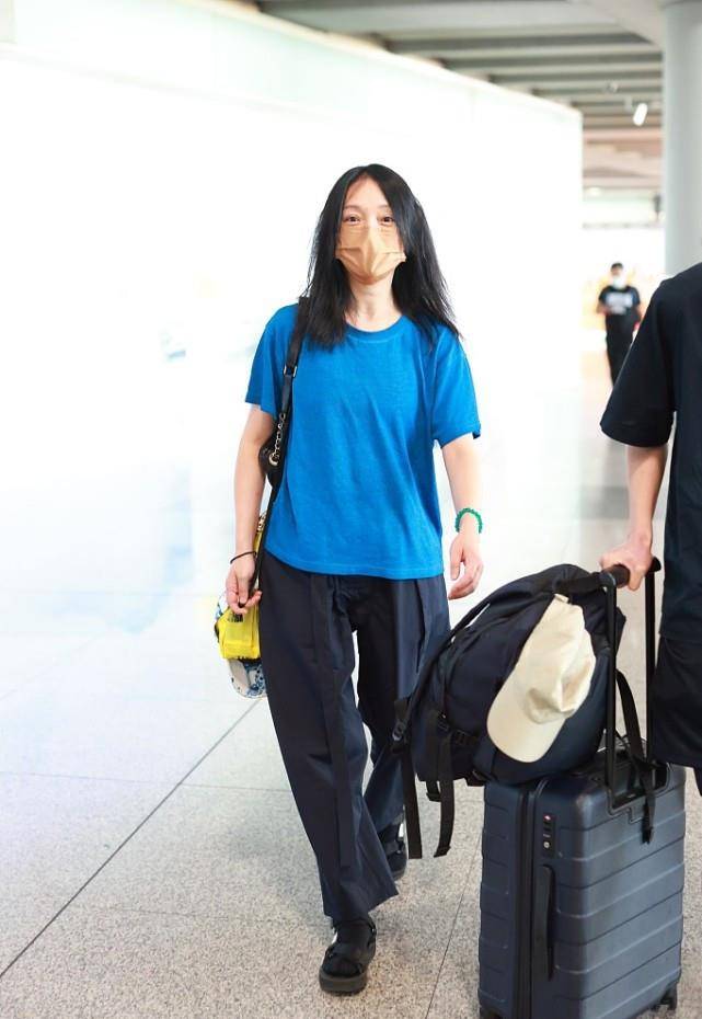 黑色|周迅的打扮永远那么简单，穿蓝色短袖T恤搭黑色休闲裤，很朴素！