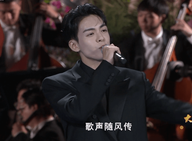 戚薇|金鸡奖开幕式女明星齐穿旗袍：戚薇像绿孔雀，金莎太圆润
