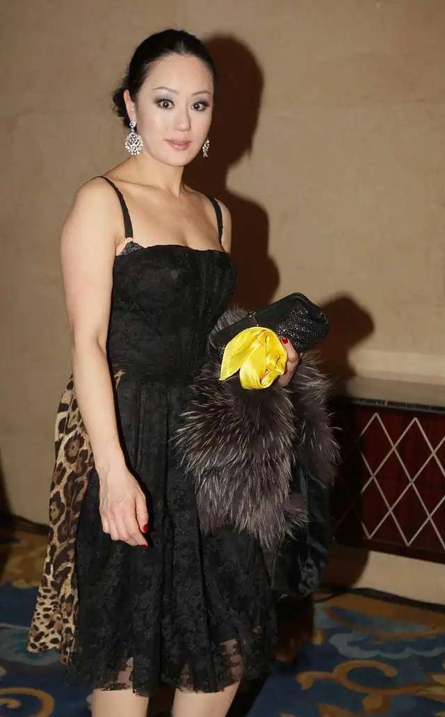 设计|章小蕙越来越显女人味，裙子用蕾丝和豹纹点缀，一般人真hold不住