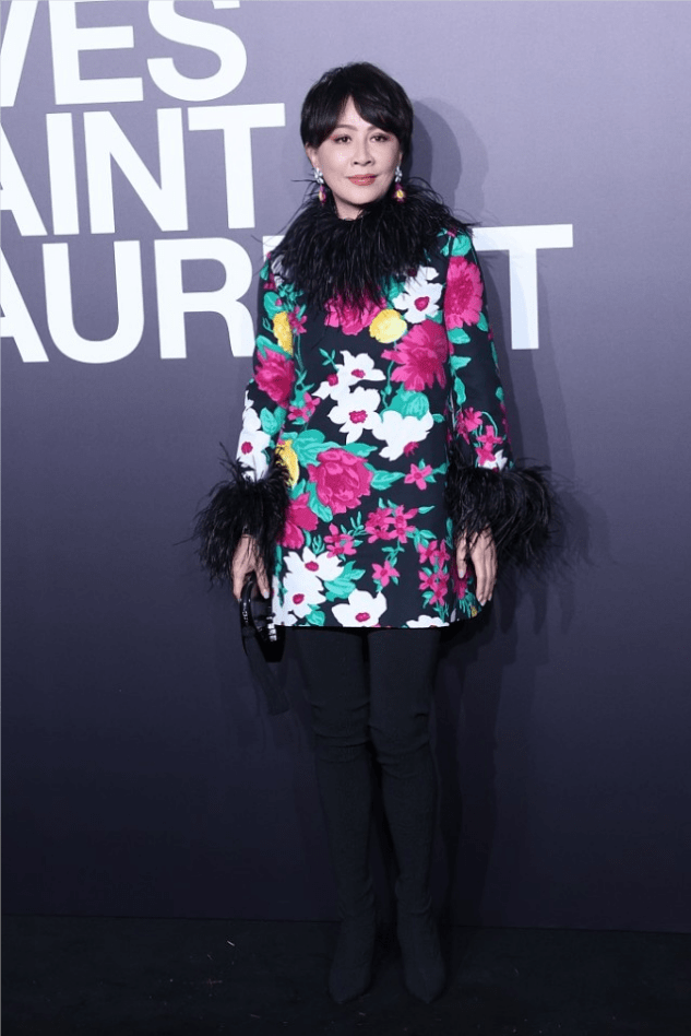 黑色|刘嘉玲真是个俏老太,这么大岁数穿花衣也没压力,虽浮夸但挺抢镜