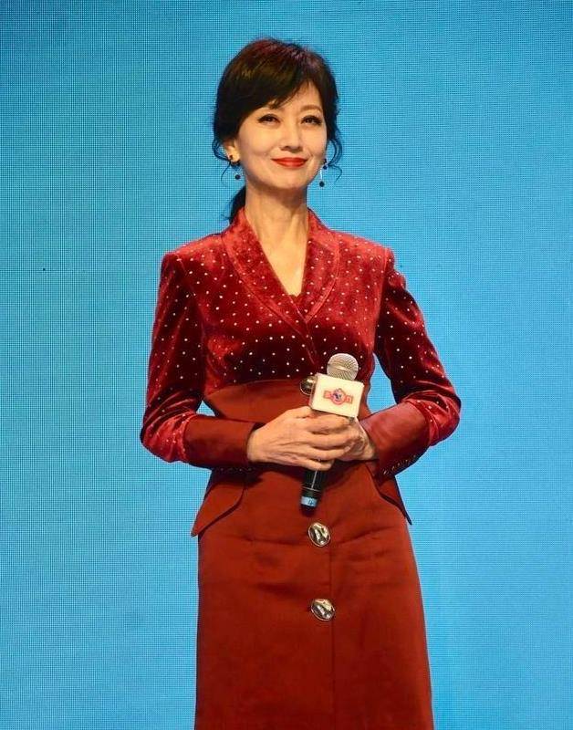 服装|赵雅芝心态不一般，都是奶奶年纪了，还在穿西装裙！