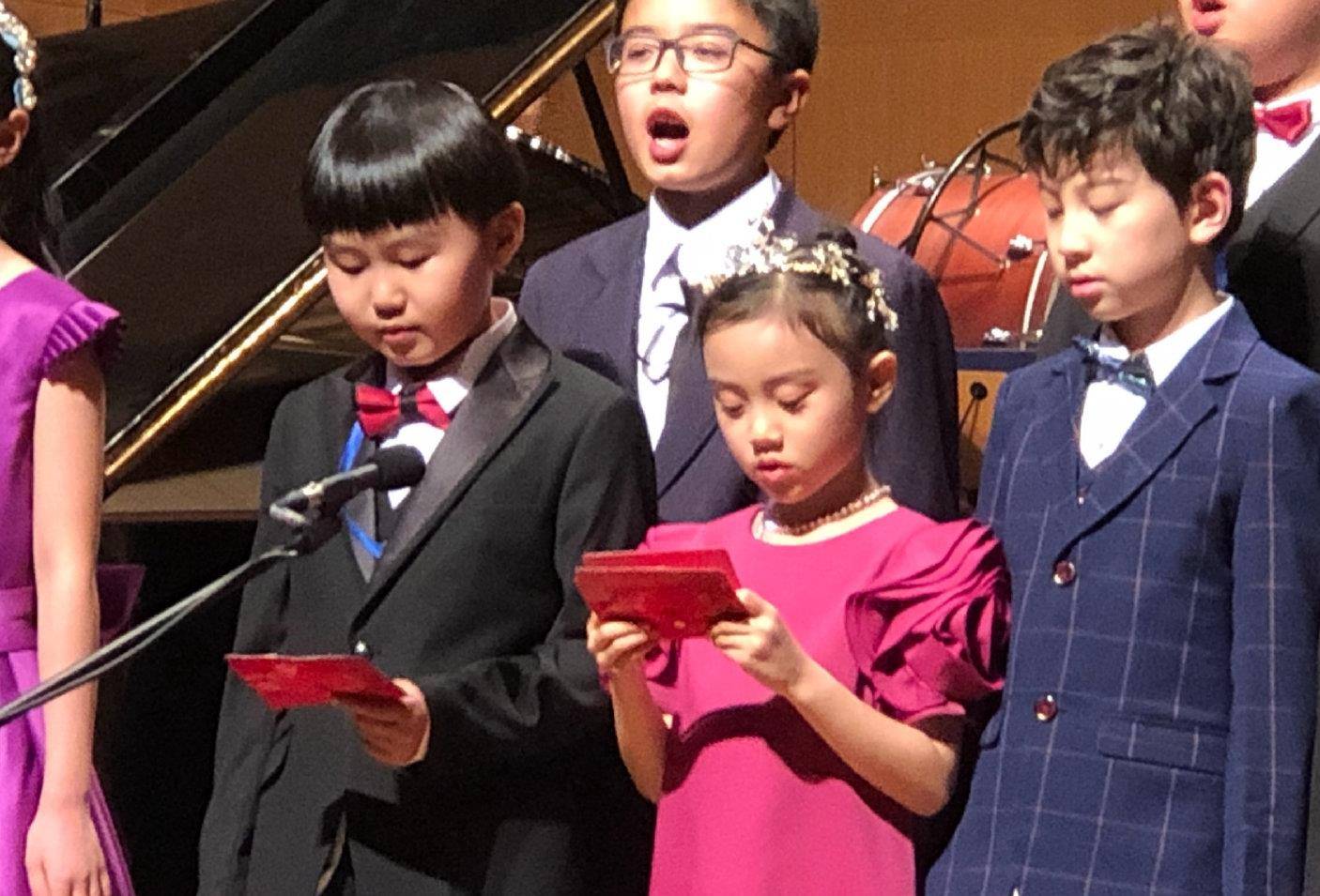 李小璐|甜馨不受传闻影响健康成长，穿玫红裙搭珍珠项链，7岁打扮像阔太