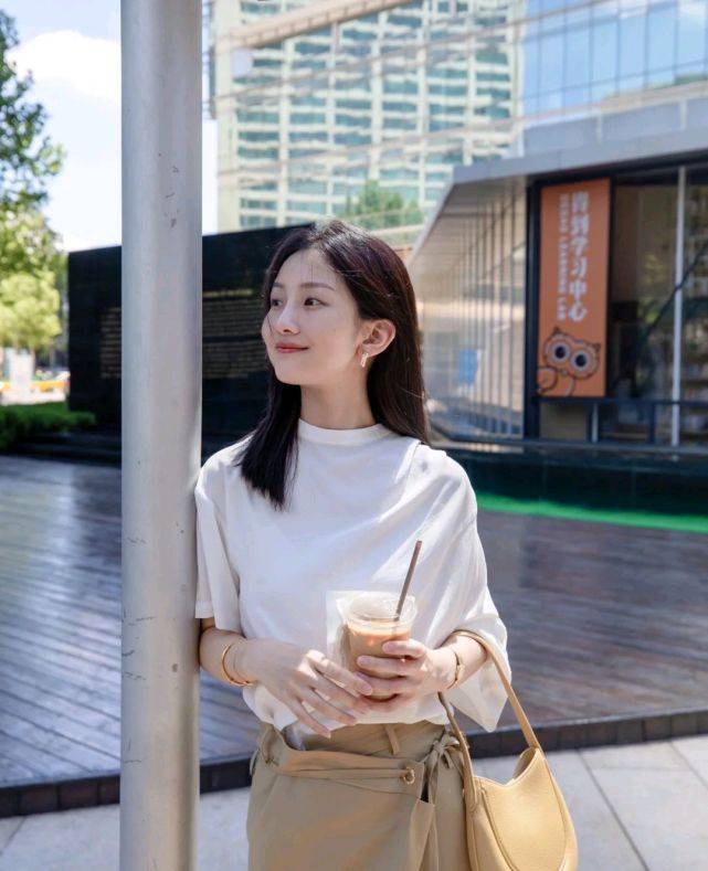 视觉|想成为精致的女人，就要穿对服装了，合适的穿搭会让整个人更优雅