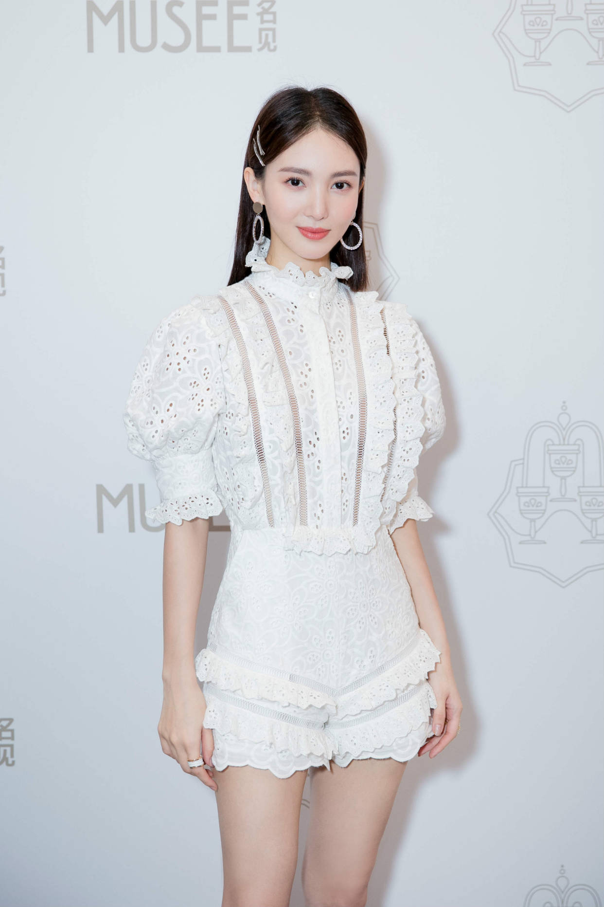 设计|金晨瘦过头仍自信，穿“薄纱裙”仅靠花朵点缀，换一般人没这勇气