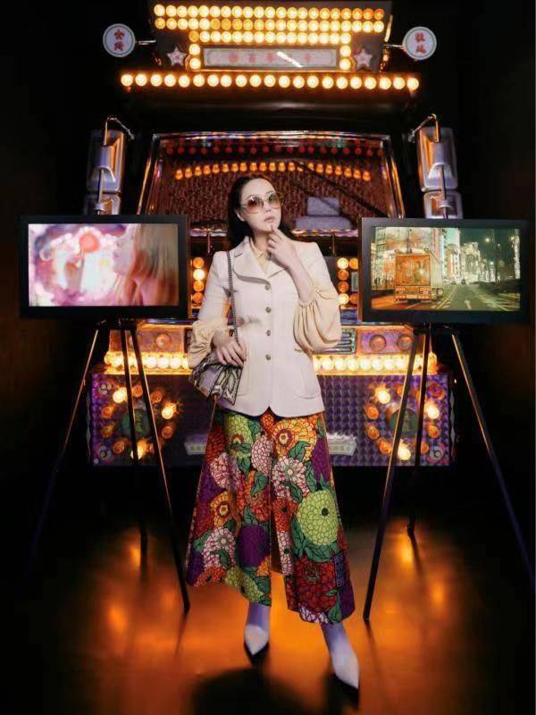 贵妇|被章小惠的“贵妇感”惊艳，穿西装配彩色印花裙，高贵又洋气