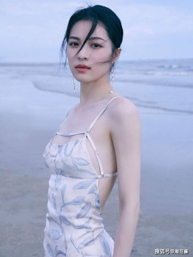 设计|赵丽颖的撩人秘诀都在这儿,圆脸妹妹吊带也可以穿出高级感