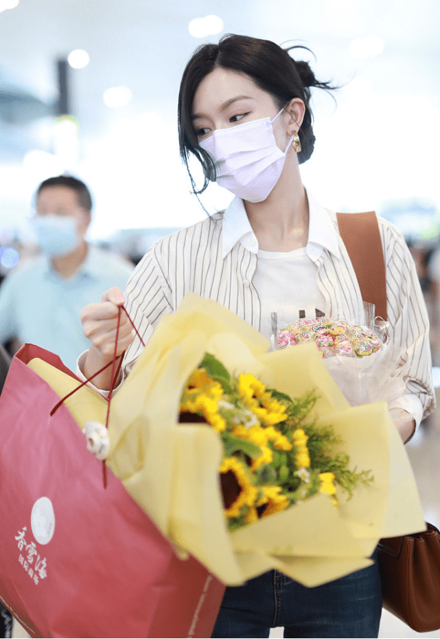 文咏珊|文咏珊性格慵懒随性,衬衫不系扣领口大敞,32岁气质成熟有韵味