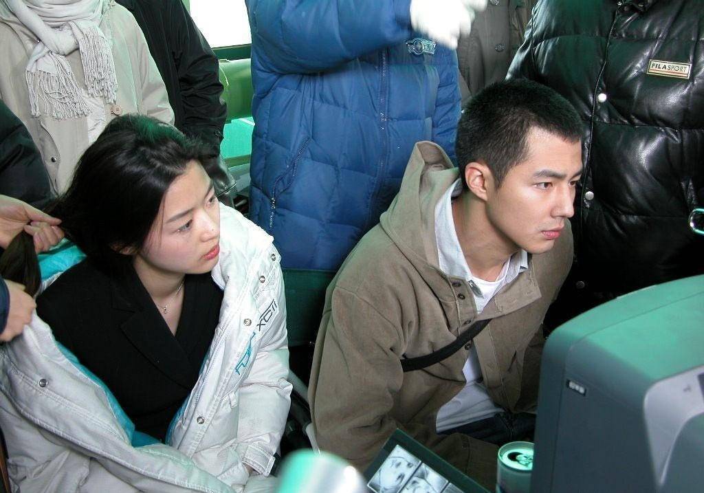 黑色|被37岁全智贤迷住了!黑色长裙配运动鞋美的低调,哪像2孩子的妈