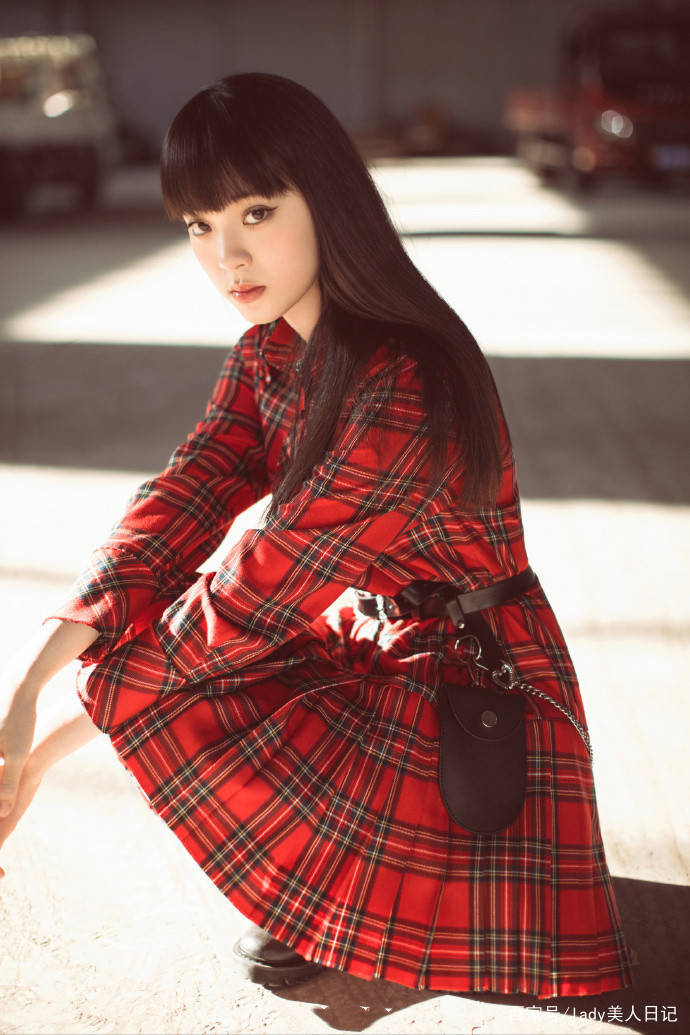 衣裙|欧阳娜娜齐刘海像个日本女孩！格纹衬衫裙很少女心，发型风格多变