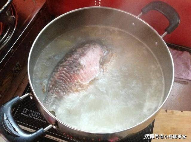 我說魚湯怎麼不鮮反腥顏色還奇怪!