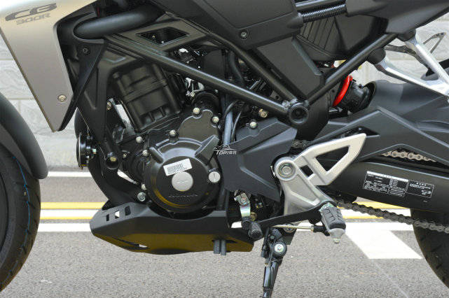 本田cb300r的车架不同于同平台的其他车型,以发动机作为车架承重的一