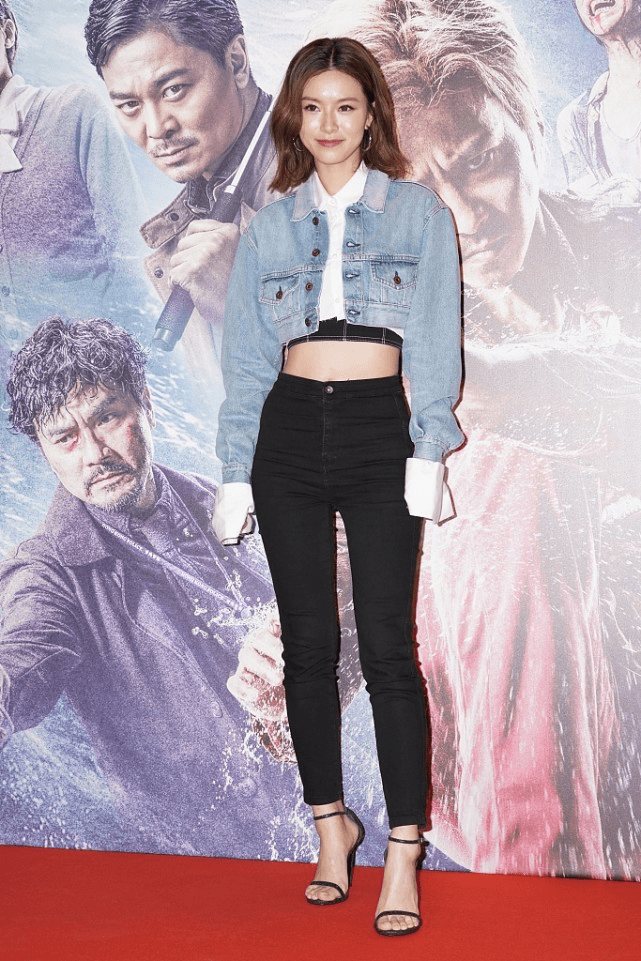 文咏珊|文咏珊性格慵懒随性,衬衫不系扣领口大敞,32岁气质成熟有韵味