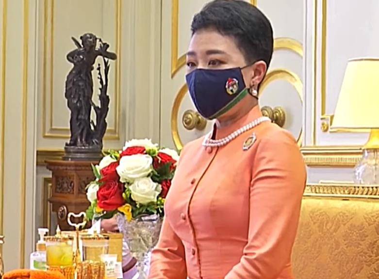 原创43岁帕公主忠孝两全现身寺庙为母亲祈福颂妃靠女儿底气十足