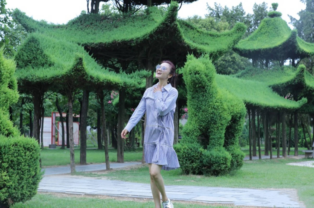 设计|玖月奇迹王小玮身材原来这么好，穿衬衫裙短过膝盖，小细腿真抢镜