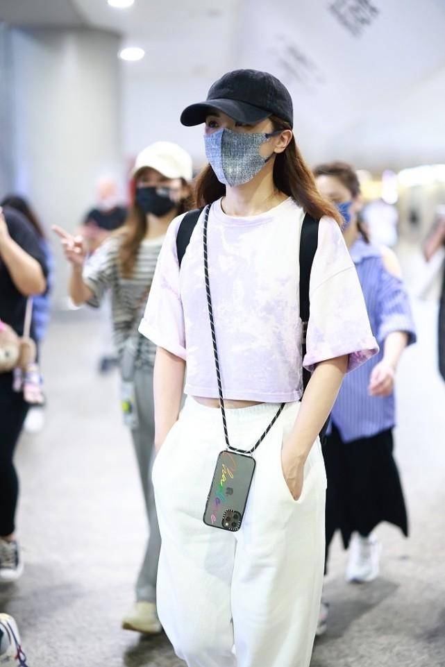服装|阿娇、阿Sa合体现身机场，休闲搭配和随性，状态看着都挺少女
