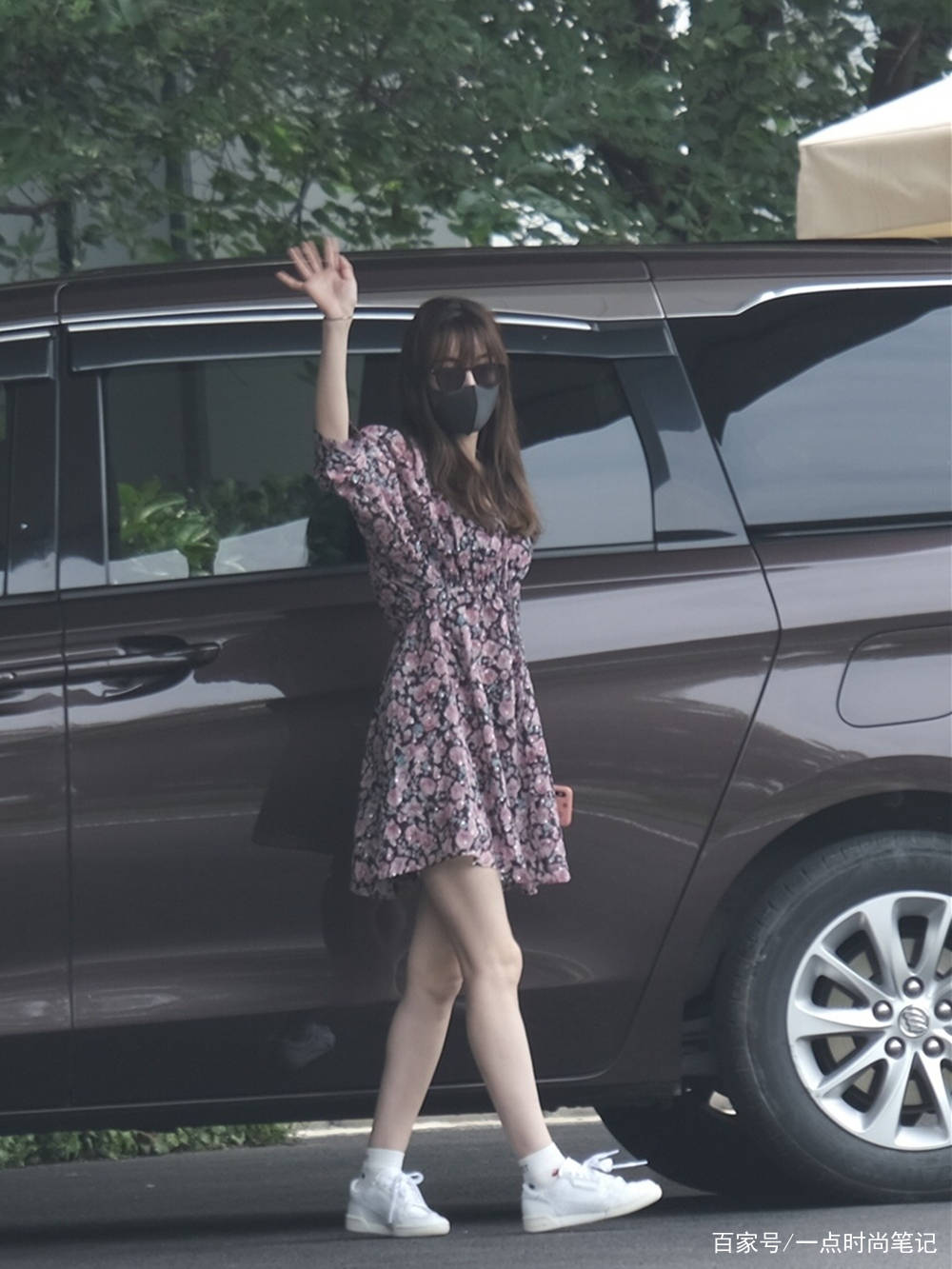 显得|迪丽热巴夏日私服迷上印花裙,她的腰臀比和长腿真的一绝啊!